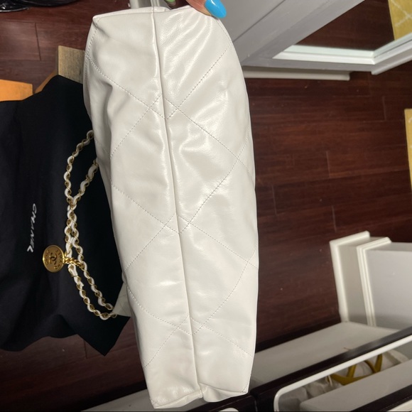 white large Chanel 22 bag with wallet, box, cards, dustbag, &. cleancloth - Picture 14 of 16